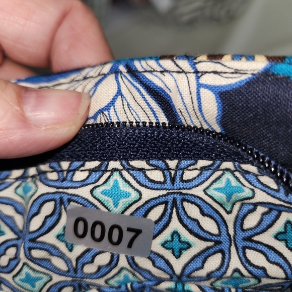 Vera Bradley "Mod Floral Blue" Patterned Bag Featured On The Hannah HandBag - Picture 10 of 10